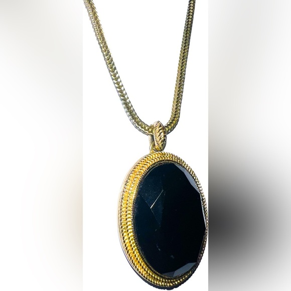 Gorgeous Trifari Gold Tone Necklace 18-20” w/ Black Onyx like oval pendant - Picture 3 of 6